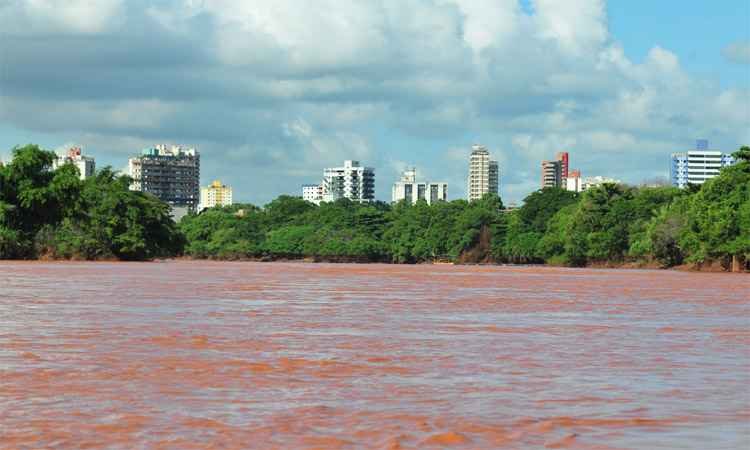 Moradores de Governador Valadares ainda desconfiam da qualidade da água do Rio Doce - Alexandre Guzanshe/EM/DA Press