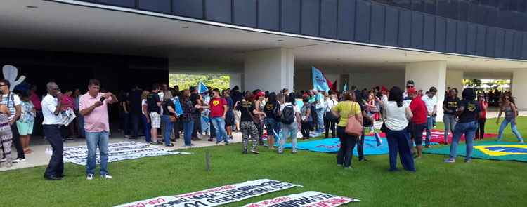 Professores de Minas protestam para cobrar piso salarial nacional da categoria - Edésio Ferreira/EM/D.A Press