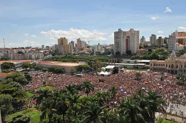 Desfile do bloco 'Praia da Estação' tem protesto contra a PM
