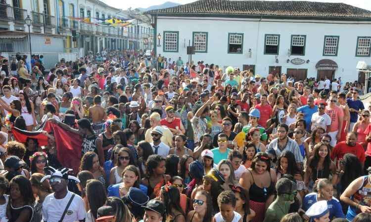 Mariana cai na folia para espantar a tristeza - Paulo Filgueiras/EM/D.A Press