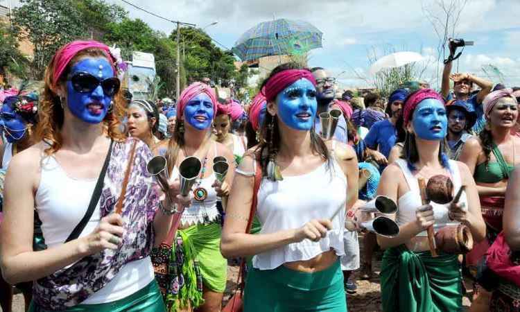Pena de Pavão de Krishna faz desfile azul pela manhã - Paulo Filgueiras/EM/D.A Press