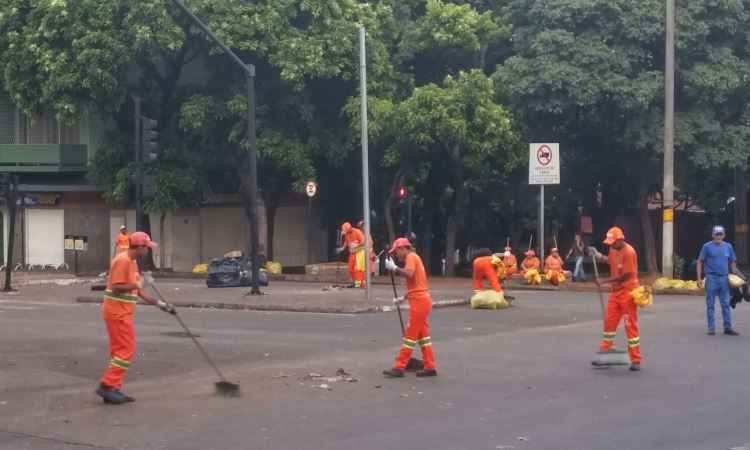 Garis trabalham 24h por dia para limpar sujeira do carnaval em BH - Benny Cohen/EM/D.A. Press