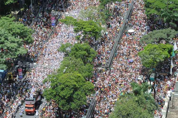 Segunda-feira de carnaval arrasta multidão para as ruas de BH; amanhã tem mais  - Ramon Lisboa / EM / D.A Press