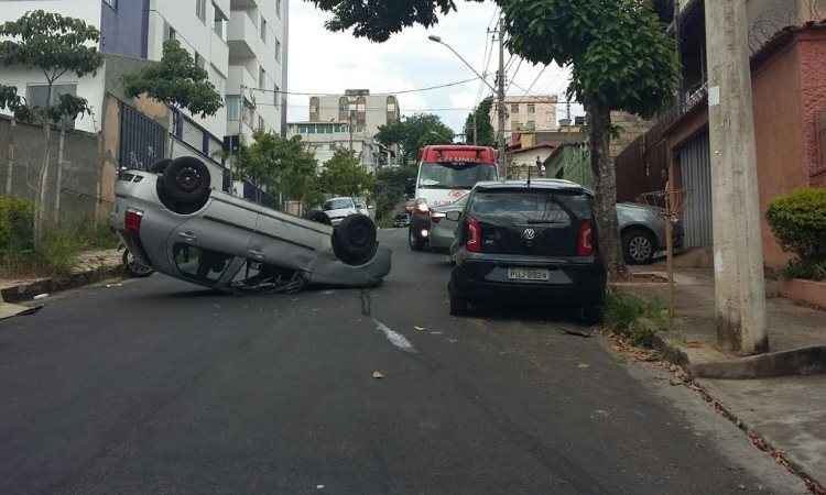 Veículo capota ao tentar desviar de motocicleta, diz testemunha - Shirley Pacelli/EM/D.A Press