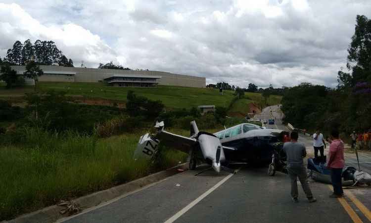 Avião faz pouso forçado e bloqueia rodovia em São Paulo  - Reprodução/WhatsApp
