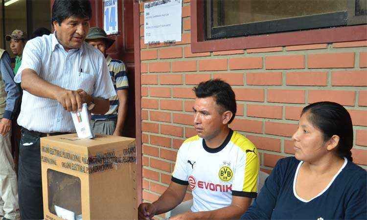 Resultados preliminares apontam derrota de Evo Morales e opositores comemoram - AFP PHOTO/STR 