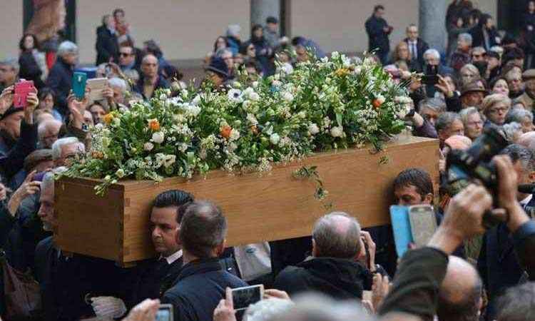 Centenas de italianos se despedem do escritor Umberto Eco - AFP
