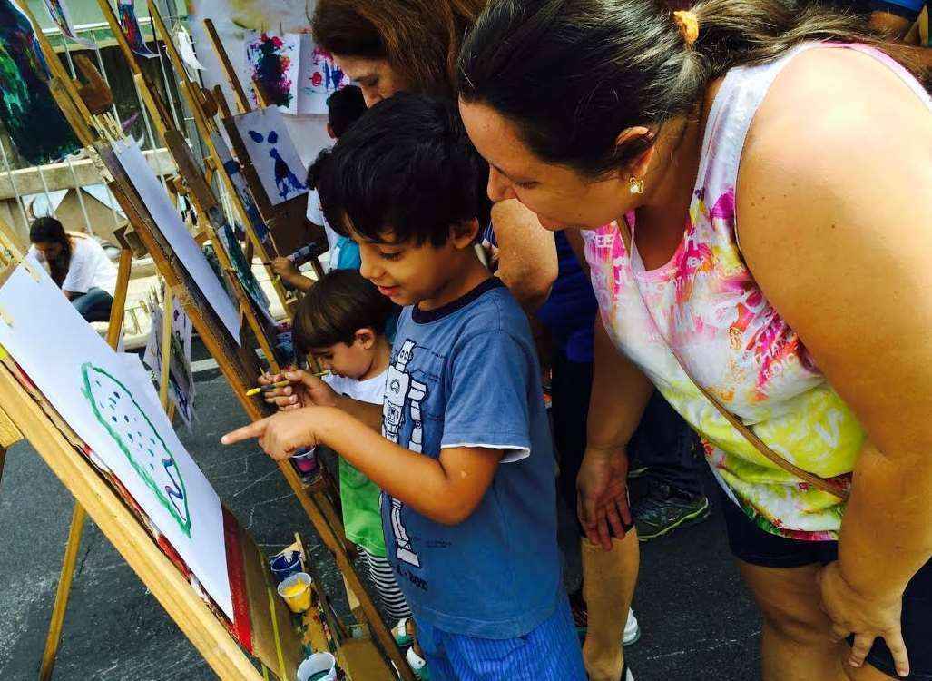 Famílias lotam Viaduto Santa Tereza que virou espaço de lazer neste domingo - Cristina Horta/EM/D.A.Press