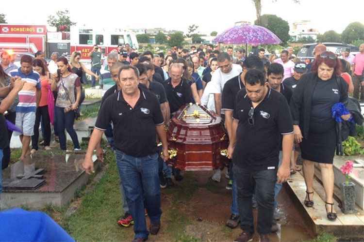 Fãs fazem última homenagem a Chico Rey durante enterro - Correio Braziliense/divulgação  