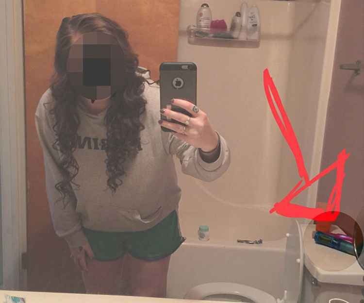 Jovem manda foto em grupo de família, mas se esquece dos vibradores ao fundo - Reprodução/Internet