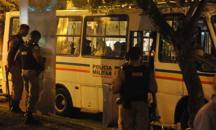 PM faz cerco a flanelinhas na Savassi - Marcos Vieira/EM/D.A press)