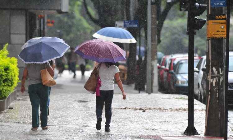 Chove em Belo Horizonte e Defesa Civil alerta para risco de temporais - Alexandre Guzanshe/EM/D.A Press