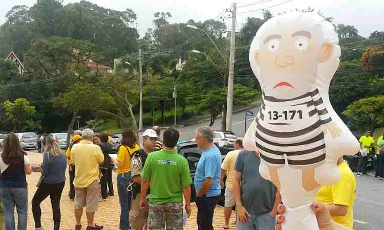 Manifestantes 'antiLula' fazem carreata na manhã deste sábado em Belo Horizonte - Leandro Couri/EM/D.A Press