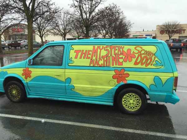 Mulher viola liberdade condicional e foge dirigindo a "van do Scooby-Doo" - reprodução internet