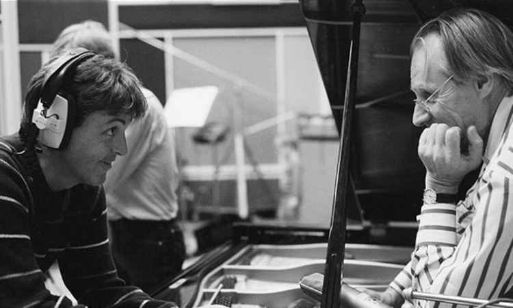 Paul McCartney e Ringo Starr homenageiam George Martin na internet