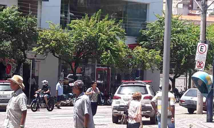 Bandidos tentam assaltar agência bancária em Ponte Nova e fazem reféns - Douglas Guizilini