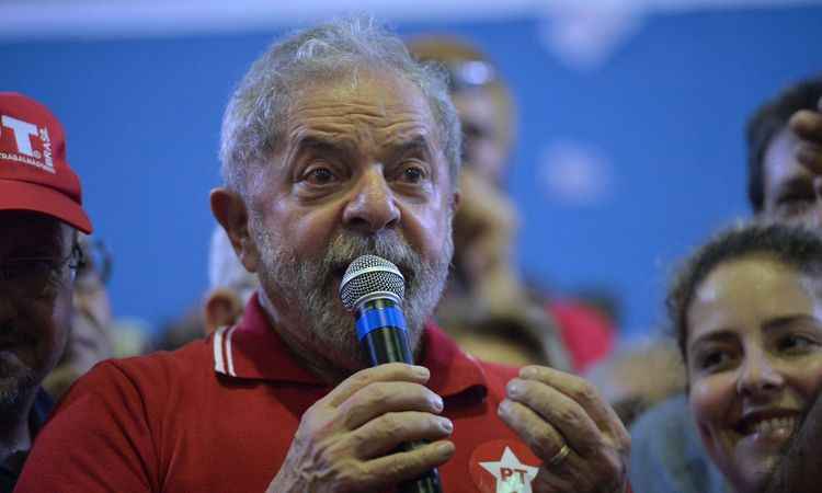 Em pedido de prisão promotores dizem que Lula se coloca 'acima ou à margem da lei' - AFP PHOTO / NELSON ALMEIDA 