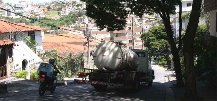 Tragédia com caminhão expõe perigo do tráfego de cargas em vias íngremes de BH - Edésio Ferreira/EM/D.A PRESS 