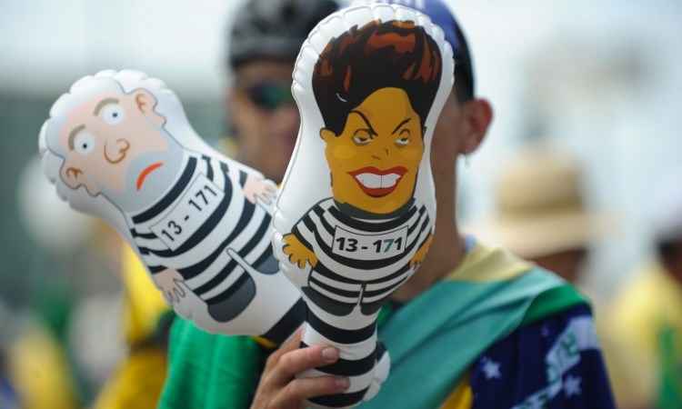 Domingo é marcado pelo maior protesto anti-Dilma da história  - Andressa Anholete / AFP