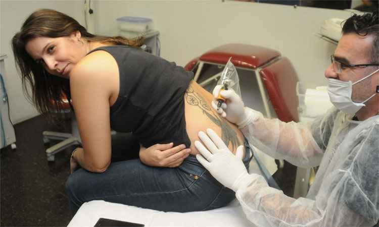Profissionais especializados em retirar tatuagens ganham cada vez mais clientes - Túlio Santos / EM / D.A Press