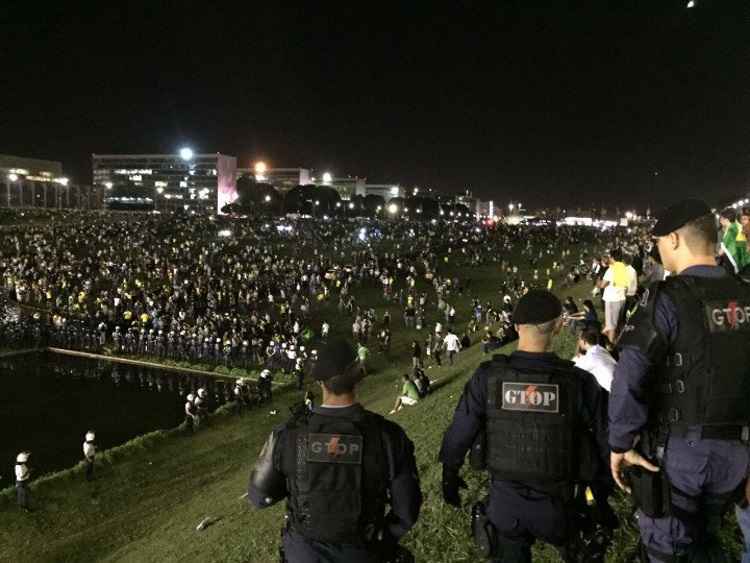 Motoqueiros tentam invadir Planalto e são afastados por Batalhão de Choque - CB/D.A Press