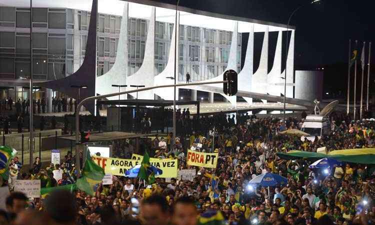 Manifestantes cercam o Congresso em segundo dia de protestos contra o PT - Bernardo Bittar/CB/D.A Press