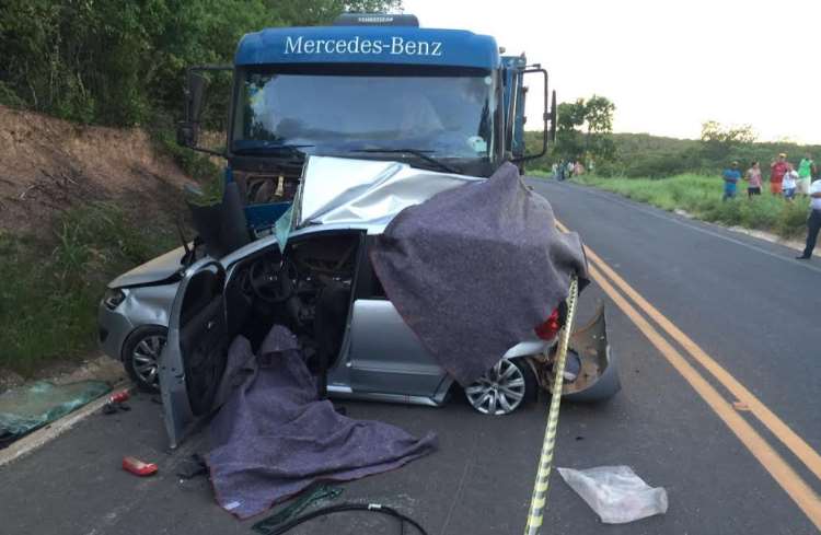 Acidente entre caminhão e carro mata quatro pessoas no Norte de Minas - Corpo de Bombeiros/Divulgação