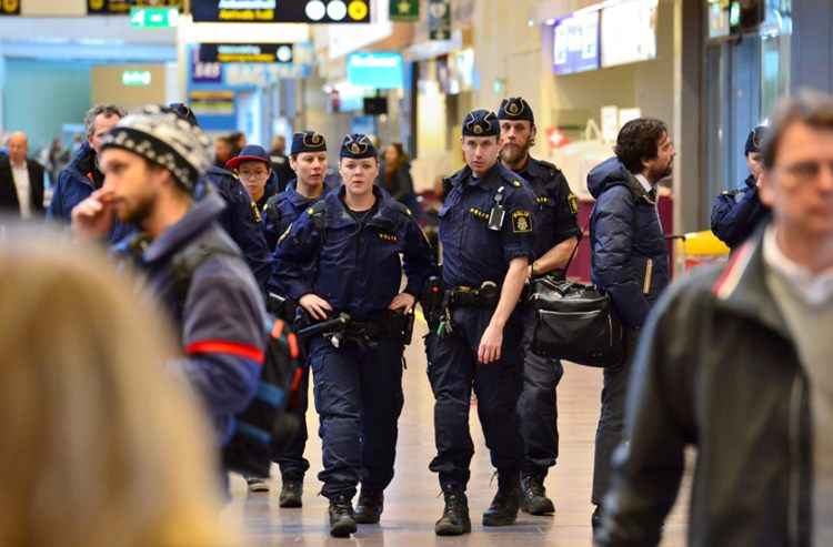 Consulado do Brasil em Bruxelas faz recomendações após atentados - Polícia local reforça segurança no aeroporto de Bruxelas após atentado