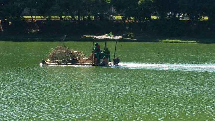 Funcionários fazem a limpeza da Lagoa da Pampulha nesta terça-feira - Jair Amaral/EM/D.A.Press