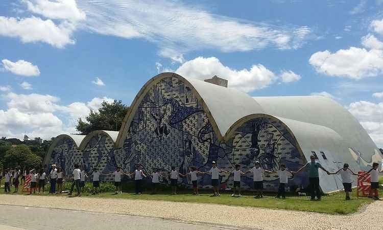 Crianças e artistas abraçam igrejinha da Pampulha em repúdio à pichação - Leandro Couri/EM/D.A PRESS