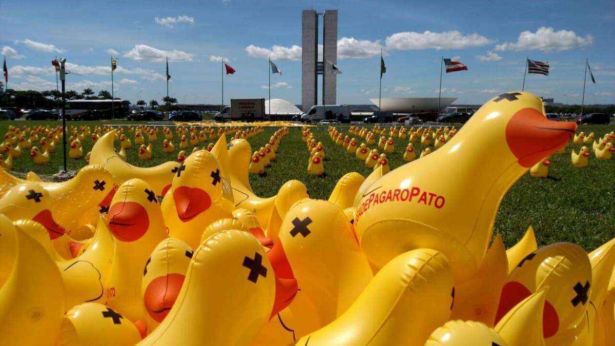 Cinco mil patos infláveis povoam gramado da Esplanada em protesto contra Dilma - Não vou pagar o Pato/ Facebook