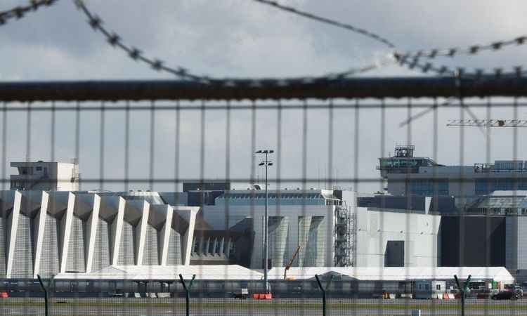 Aeroporto de Bruxelas não fará voos com passageiros até a tarde de quinta-feira - AFP/BENOIT DOPPAGNE  
