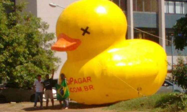 Pato símbolo da campanha de protesto contra governo é rasgado na Asa Norte - Reprodução/Facebook