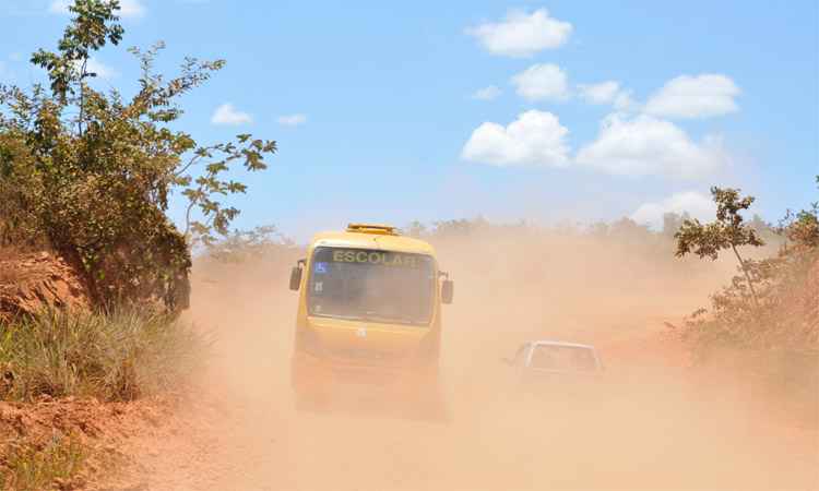 Com status de estrada federal, BR-367 lembra trilha com buracos, valas e poeira - Juarez Rodrigues/EM/DA Press