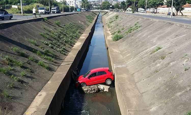 Carro cai dentro de córrego no Bairro Alípio de Melo  - Paulo Filgueiras/EM/DA Press