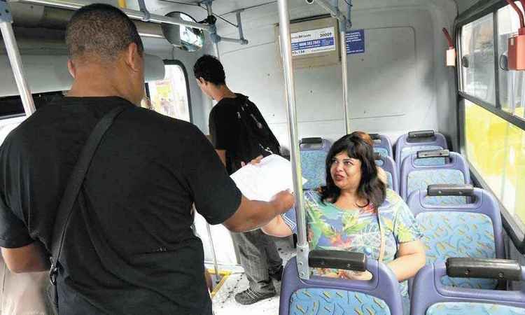 Desempregado, cozinheiro distribui currículos até dentro de ônibus - Cristina Horta/EM/D.A Press