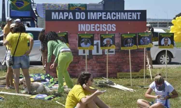 Manifestantes instalam placar do impeachment em frente ao Congresso - Painéis instalados pelo Vem pra Rua em frente ao Congresso mostram número de parlamentares contrários e favoráveis ao impeachment, assim como de indecisos