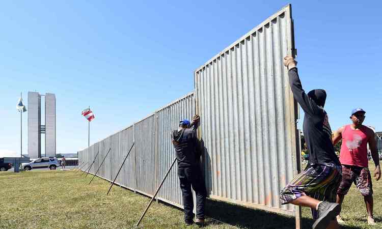 Presidiários erguem "muro do impeachment" em Brasília - AFP / EVARISTO SA 