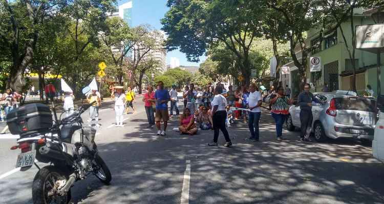 Manifestação de agentes de saúde e combate a endemias complica trânsito em BH - Ana Letícia Nunes