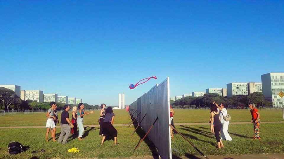 Em Brasília, "muro do impeachment" da Esplanada vira quadra de vôlei