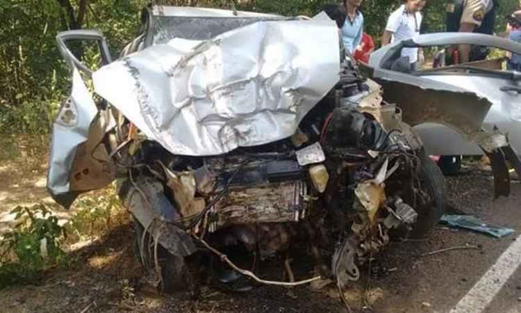 Batida em árvore deixa carro partido ao meio na MG-401, mas motorista sobrevive  - Adailton Gomes Souza/ Divulgação 