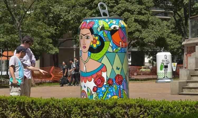 Praça da Liberdade recebe exposição itinerante de latas gigantes  - Gláucia Rodrigues/ Divulgação 