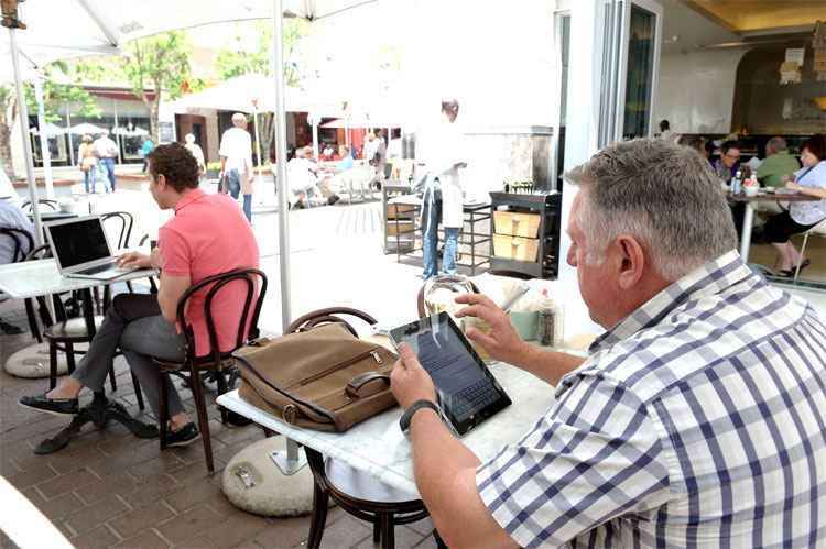 MPF pede estudos à Anatel sobre impactos da venda de internet fixa por franquia - AFP PHOTO / STEPHANE DE SAKUTIN 