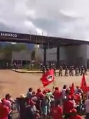 Grupo protesta contra a Samarco, em Mariana - Reprodução/Facebook
