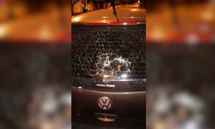 Carro do Uber é apedrejado e passageira fica ferida em porta de boate na Raja Gabaglia - Divulgação