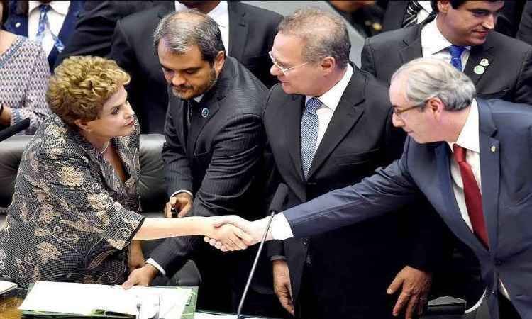 Alianças equivocadas e briga com setores produtivo e financeiro levam Dilma ao abismo - EVARISTO SÁ/AFP