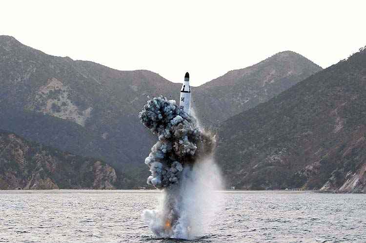 Coreia do Norte afirma ter feito testes com mísseis disparados de submarino - KCNA (Korean Central News Agency) / Divulgação 