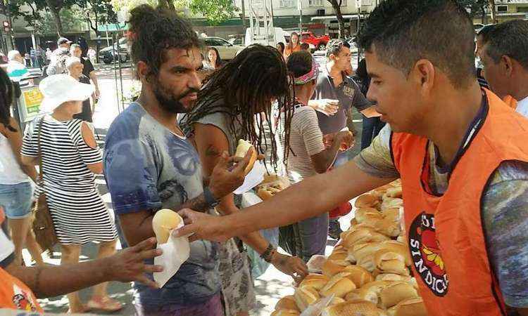 Pão e água marcam ato do PSDB na Praça Sete - Leandro Couri/Em/D.A Press