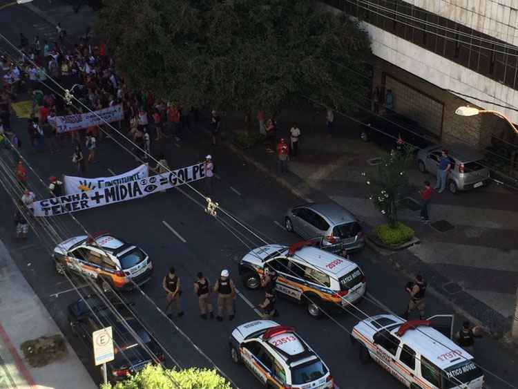 Manifestantes fecham rua em frente ao prédio onde mora o senador Antonio Anastasia - Benny Cohen/EM/D.A Press