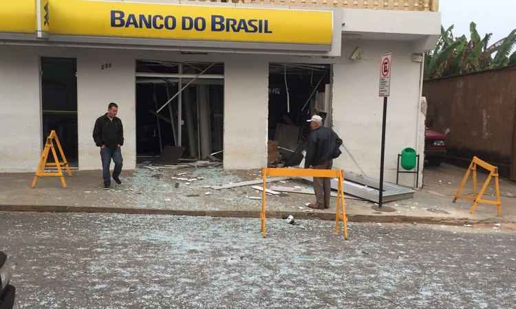 Bandidos explodem caixas do Banco do Brasil em Entre Rios de Minas - Reprodução Whatsapp